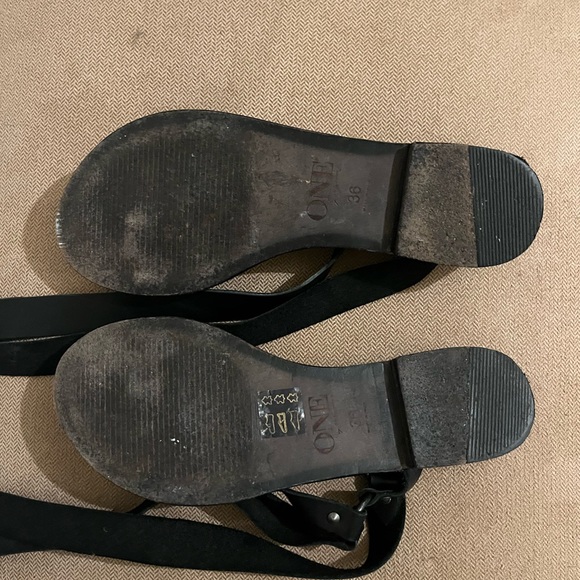 Black leather gladiator sandals with gunmetal grey hardware. Size 6 - Picture 4 of 4